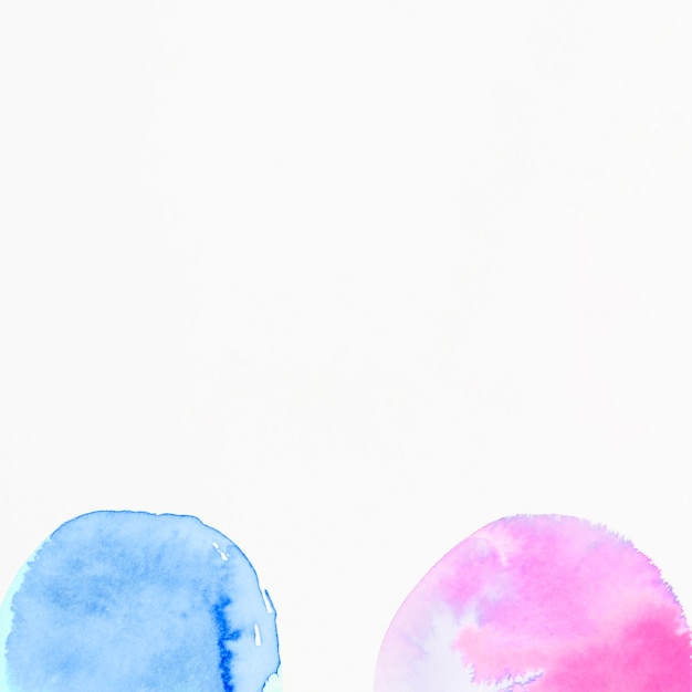 Aquarelle de demi cercles rose et bleu sur fond blanc