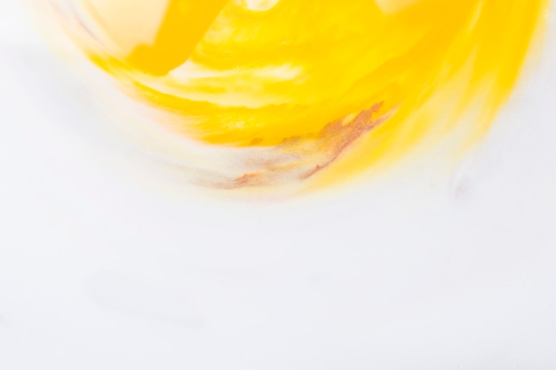 Photo gratuite aquarelle jaune vif formant un demi-cercle sur du papier blanc