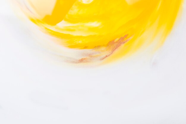 Aquarelle jaune vif formant un demi-cercle sur du papier blanc
