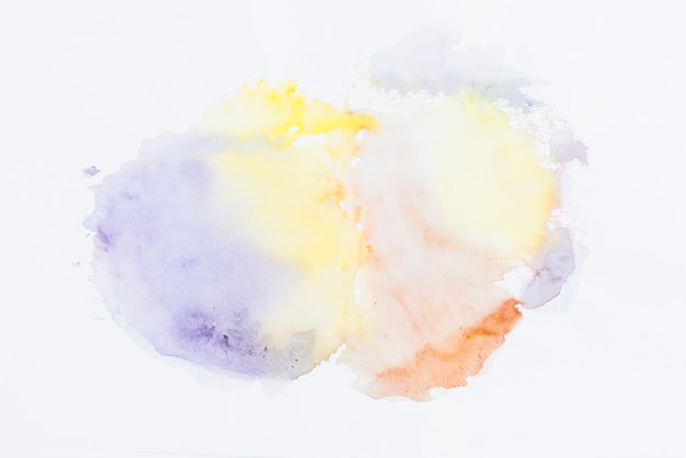 Aquarelle multicolore mélangé sur fond blanc