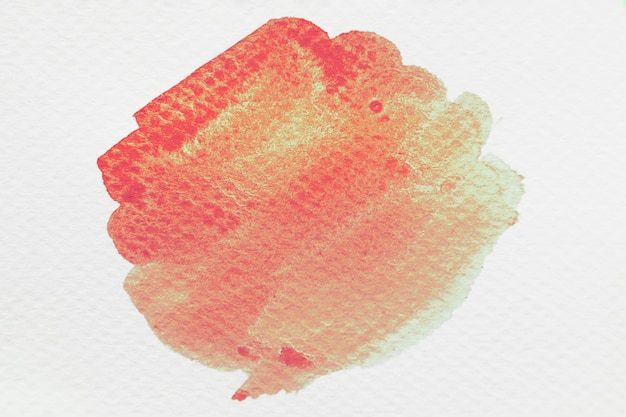 Une aquarelle splash orange isolée sur fond blanc