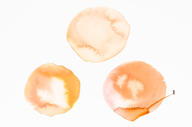 Photo gratuite une aquarelle de taches orange design texture sur fond blanc