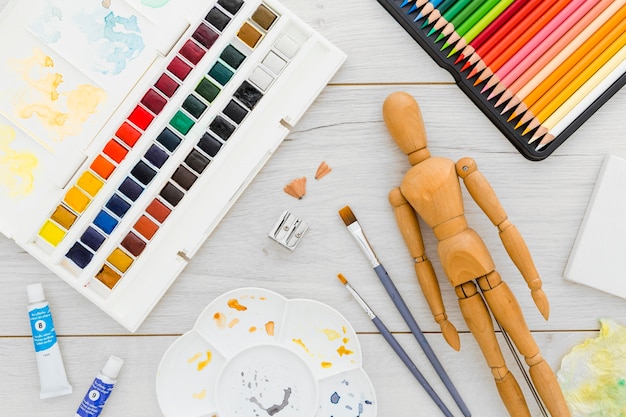 Aquarelles vue de dessus avec mannequin en bois