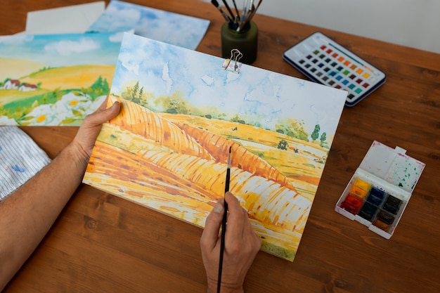 Photo gratuite aquarelliste senior dans l'atelier de peinture à l'aquarelle