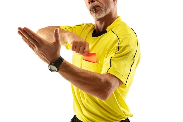 Photo gratuite arbitre montrant un carton rouge et faisant des gestes à un joueur de football ou de soccer