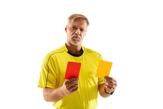 Photo gratuite arbitre montrant un carton rouge et jaune à un joueur de football ou de football tout en jouant sur fond de studio blanc.