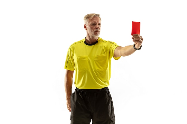 Photo gratuite arbitre montrant un carton rouge à un joueur de football ou de football mécontent tout en jouant isolé sur un mur blanc.