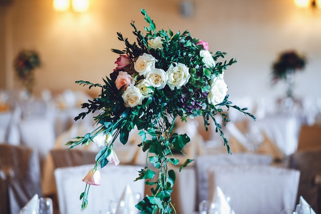 &quot;Arbre artificiel de feuilles et de fleurs au restaurant&quot;