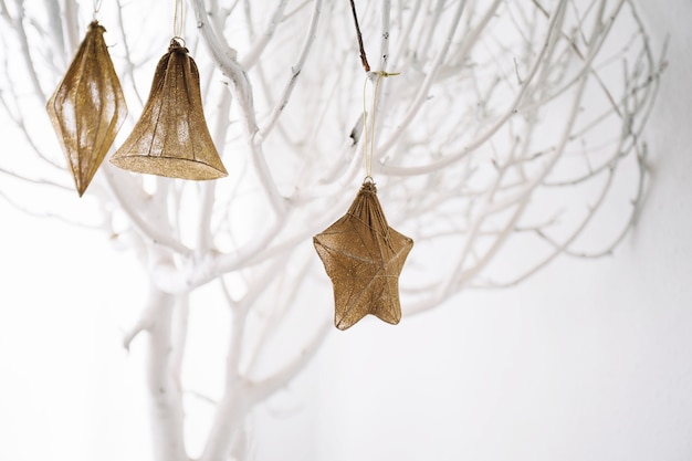 Photo gratuite arbre blanc avec décoration