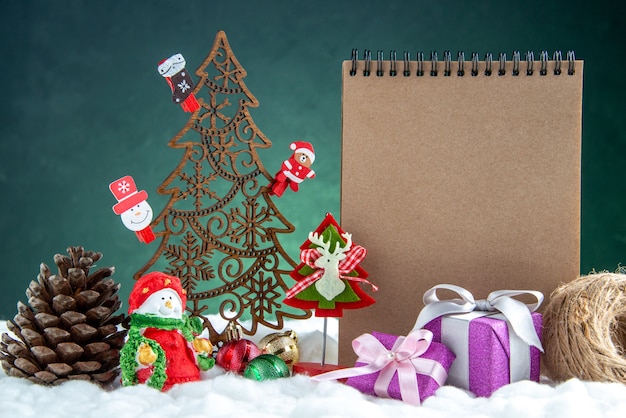 Arbre de Noël en bois vue de face avec des jouets cahier de pommes de pin petites boîtes-cadeaux