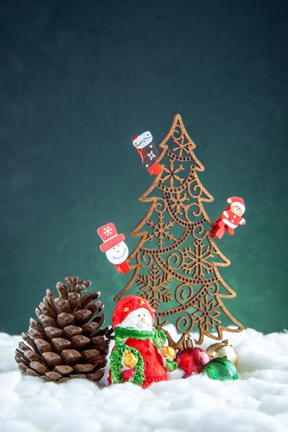 Arbre de Noël en bois vue de face avec pomme de pin jouets