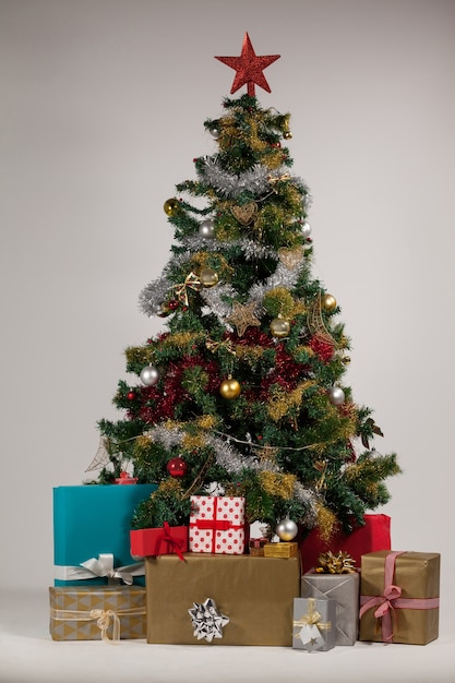 Photo gratuite arbre de noël avec des cadeaux