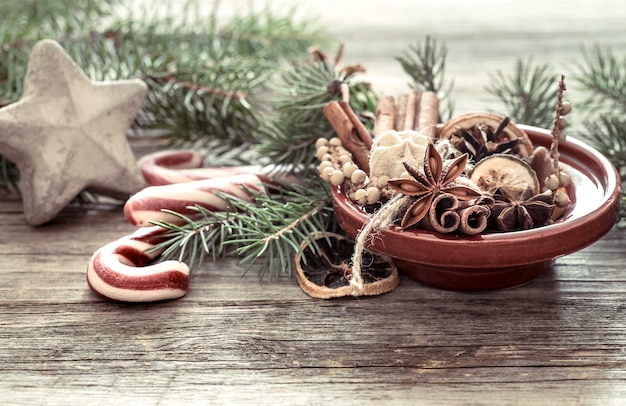 Arbre de Noël composé d'oranges séchées, de bâtons de cannelle et d'étoile d'anis sur assiette