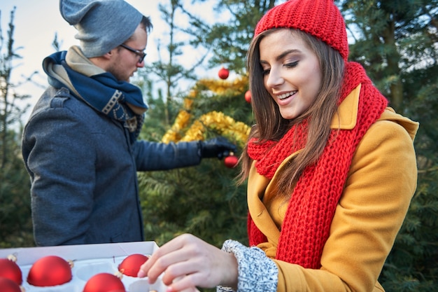 Photo gratuite l'arbre de noël dans le jardin doit également être habillé