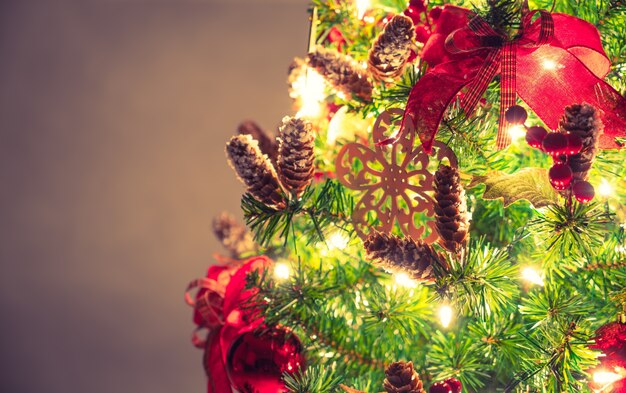 arbre de Noël et décorations (Filtré image traitée vintag
