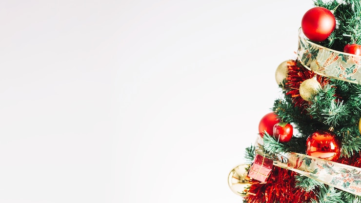 Photo gratuit arbre de noël et espace à gauche