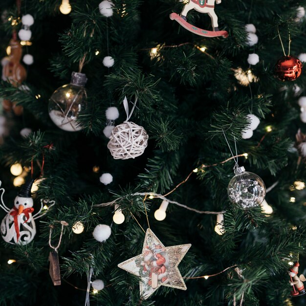 Arbre de Noël avec ornements se bouchent