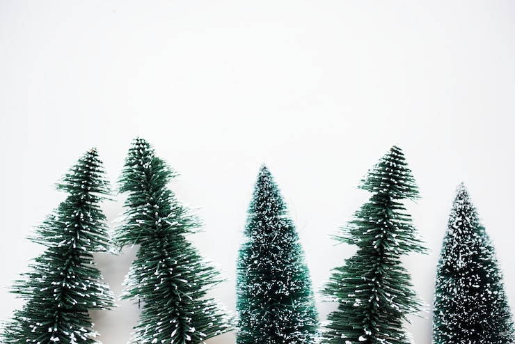 Photo gratuit des arbres de noël avec un arrière-plan d'espace de conception