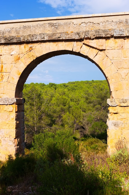 Photo gratuite arc de l'aqueduc romain antique