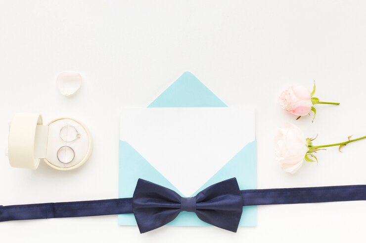 Photo gratuit arc avec carte d'invitation de mariage