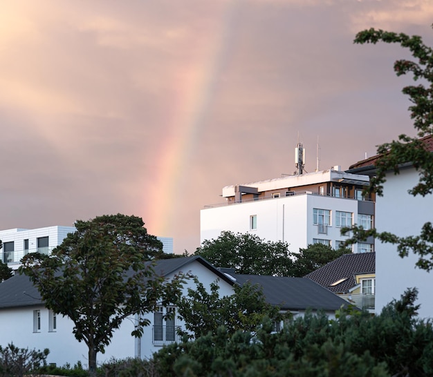 Arc-en-ciel dans le ciel dans un quartier résidentiel parmi les maisons