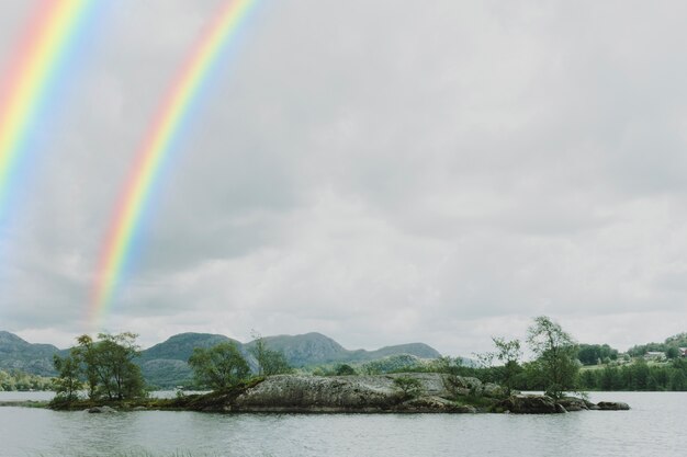 Arc-en-ciel dans le ciel avec paysage naturel