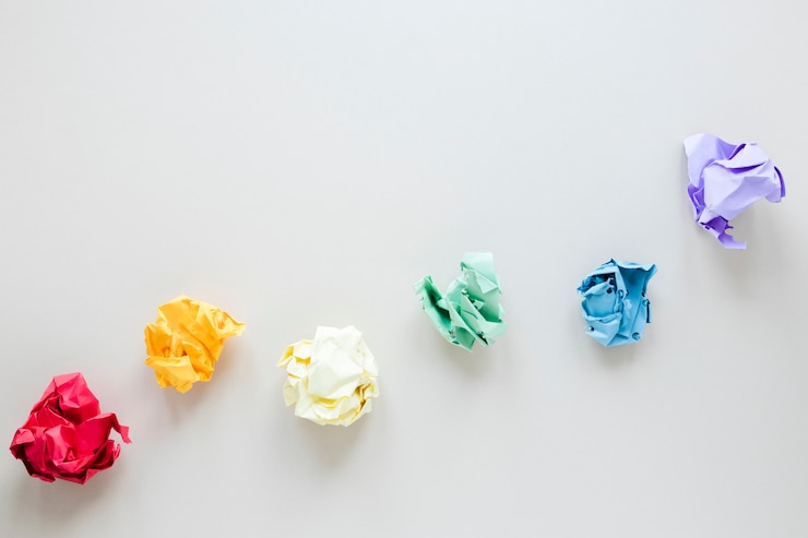 Photo gratuit arc-en-ciel fait de boules de papier froissées colorées