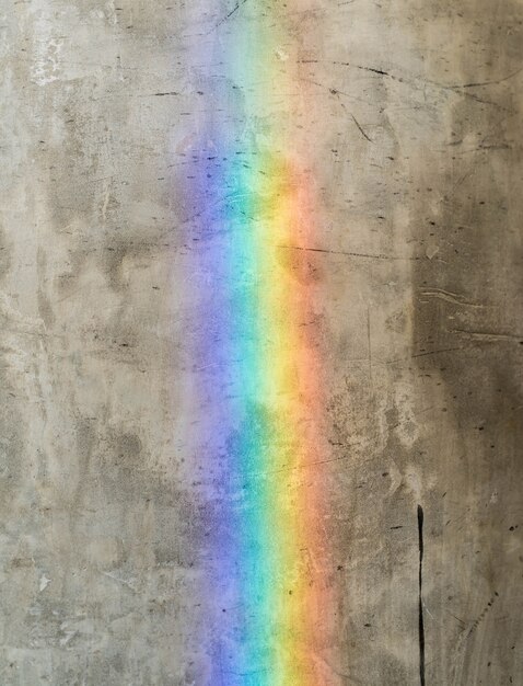 Arc-en-ciel sur le mur de ciment