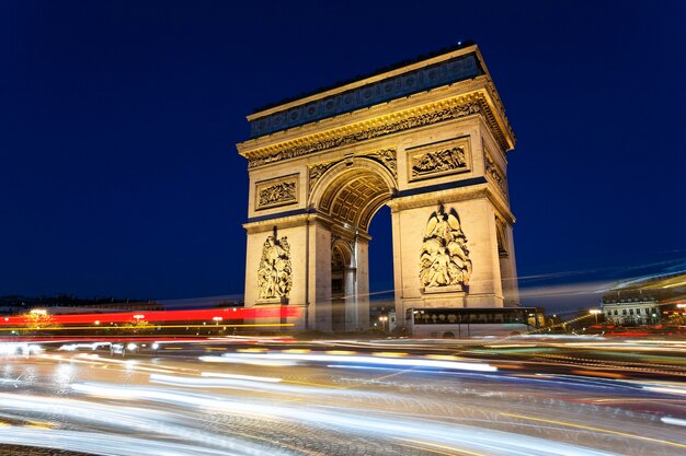 Arc de Triomphe de nuit avec lumières de voiture