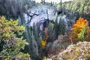 Photo gratuite arches nommé wonder bridges dans les montagnes des rhodopes en bulgarie