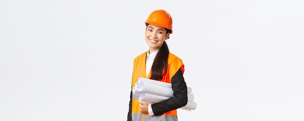 Une Architecte Asiatique Souriante Et Réussie, Ingénieure En Construction, Porte Un Casque De Sécurité