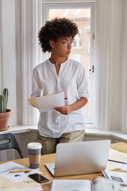 Photo gratuite architecte femme pensive travaillant à la maison