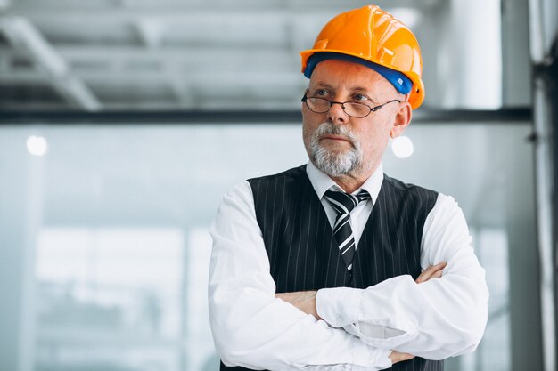 Architecte homme d'affaires senior dans un casque