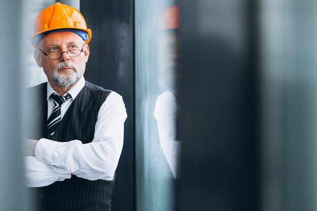 Architecte homme d'affaires senior dans un casque