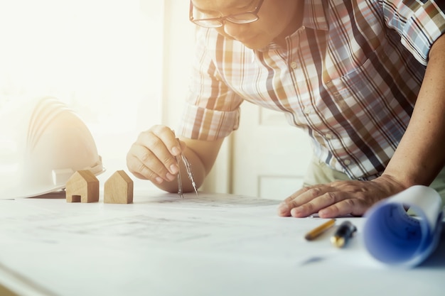 Architecte ou ingénieur travaillant en bureau, concept de construction.