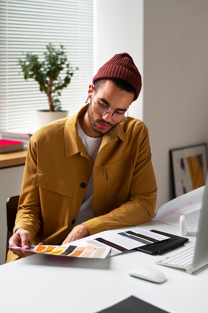 Photo gratuite architecte d'intérieur travaillant hors du bureau