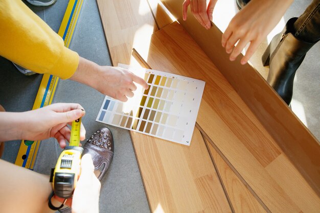 Architecte d'intérieur travaillant avec un jeune couple.