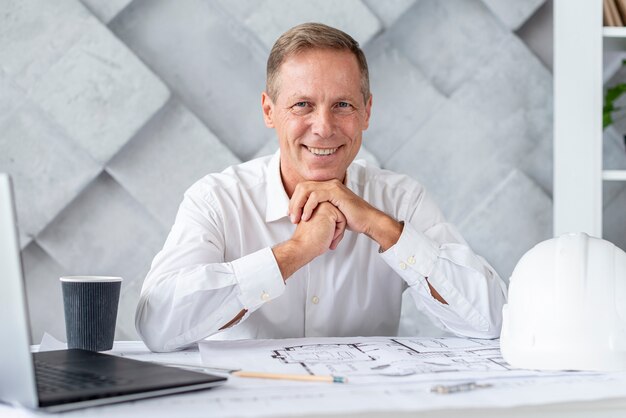 Architecte souriant en regardant la caméra