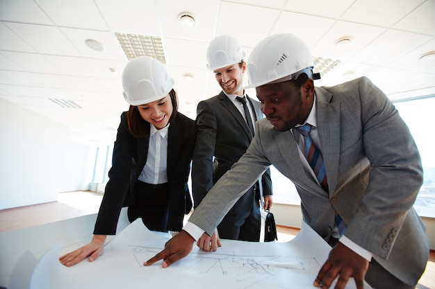architectes Sourire regardant plan