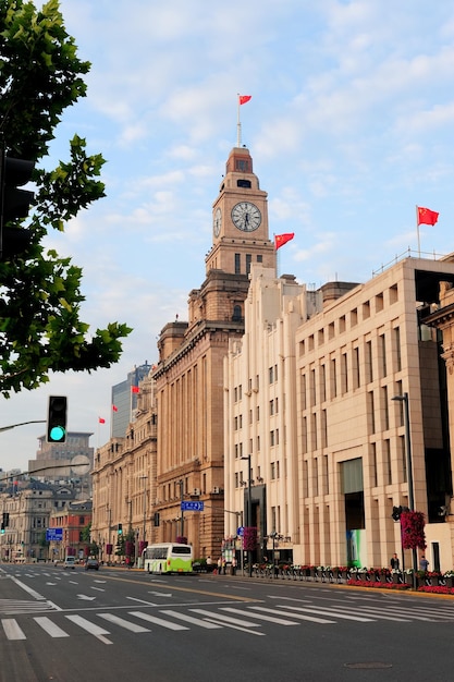 Architecture historique de Shanghai dans la rue le matin avec un ciel bleu.