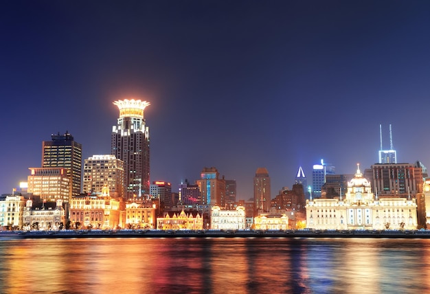 Architecture historique de Shanghai la nuit éclairée par des lumières sur la rivière Huangpu