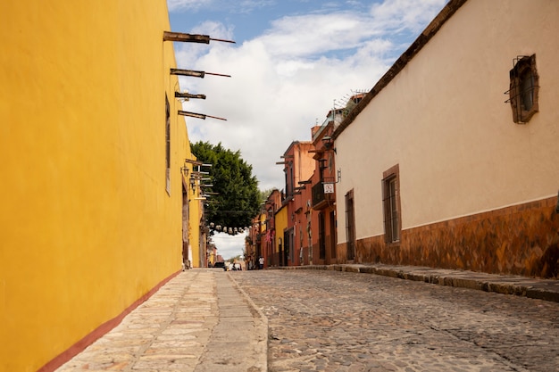 Architecture mexicaine colorée et paysage urbain