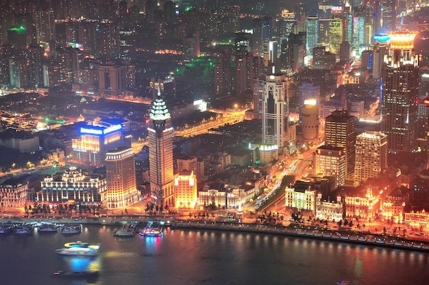 Architecture urbaine de Changhaï au-dessus de rivière de Huangpu la nuit