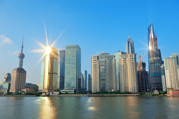 Architecture urbaine et skyline de Shanghai avec réflexion de la lumière du soleil sur la rivière