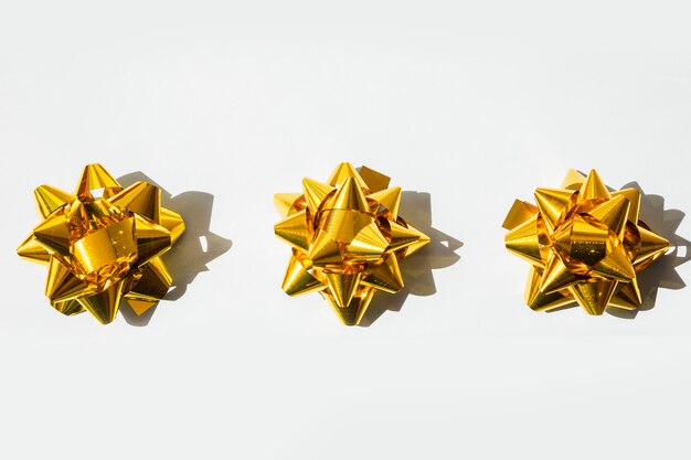 Arcs décoratifs sur le bureau blanc