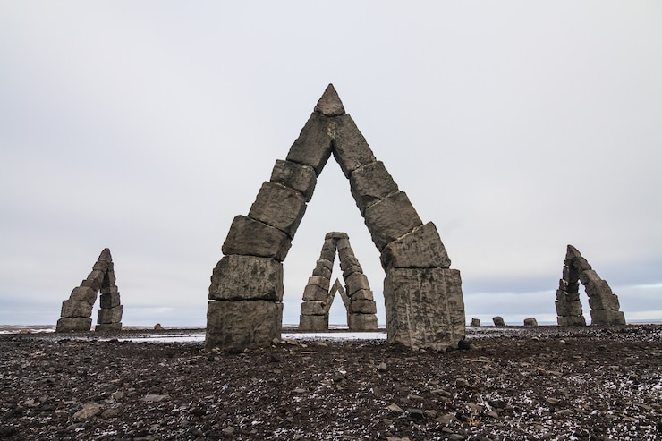 Photo gratuit arctic henge entouré d'un champ couvert de neige sous un ciel nuageux en islande