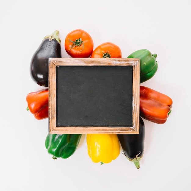 Photo gratuite ardoise au dessus des légumes