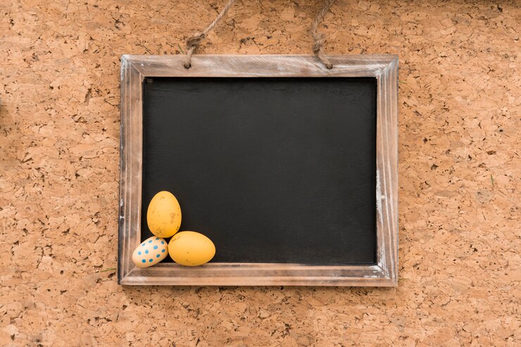 Photo gratuit ardoise décorative avec trois oeufs de pâques