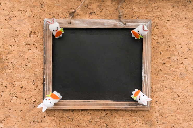 Photo gratuit ardoise avec des lapins de pâques dans les coins