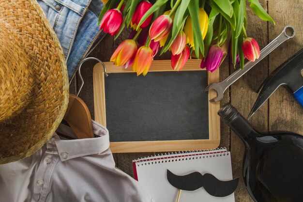 Ardoise vierge avec objets décoratifs pour le jour du père